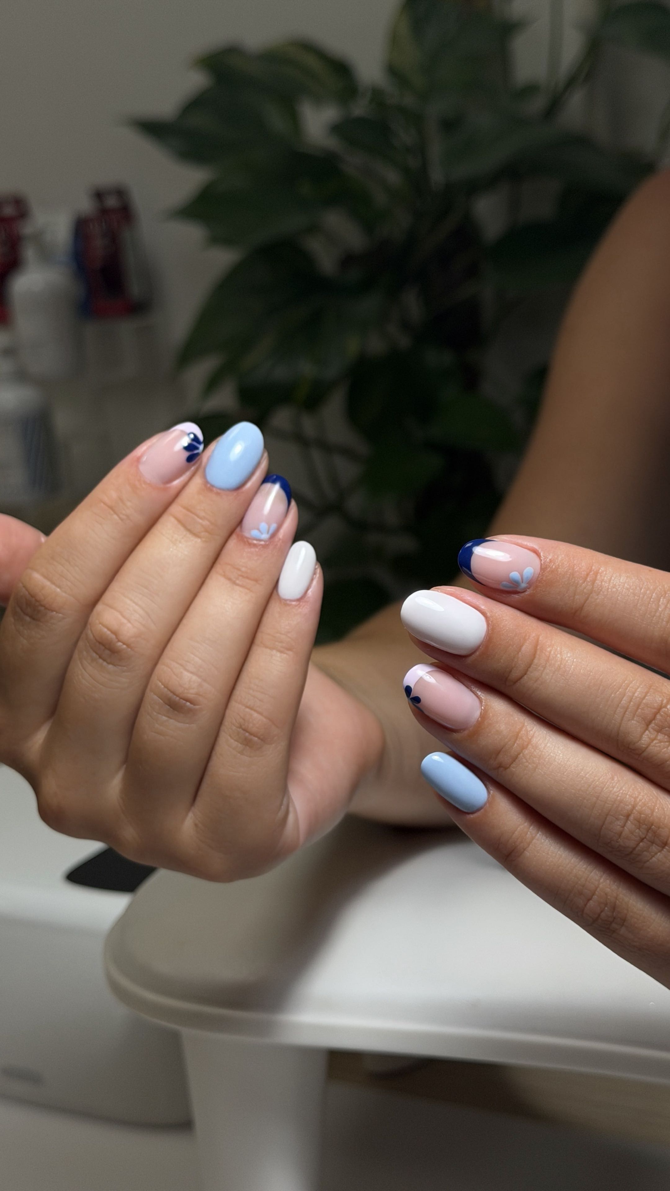 Modrobílá manikúra s květinovým nail artem